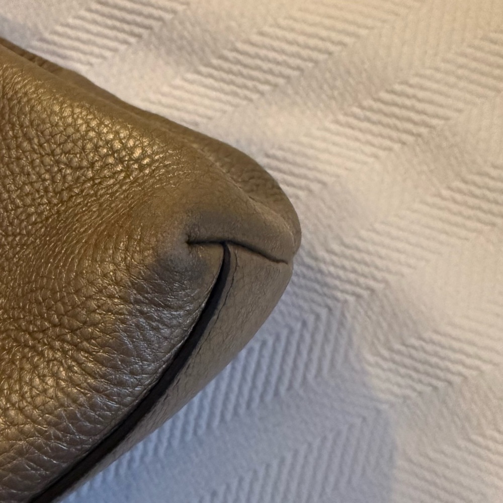 Gucci Soho Medium Chain Tote in Gold - Picture 3 of 16